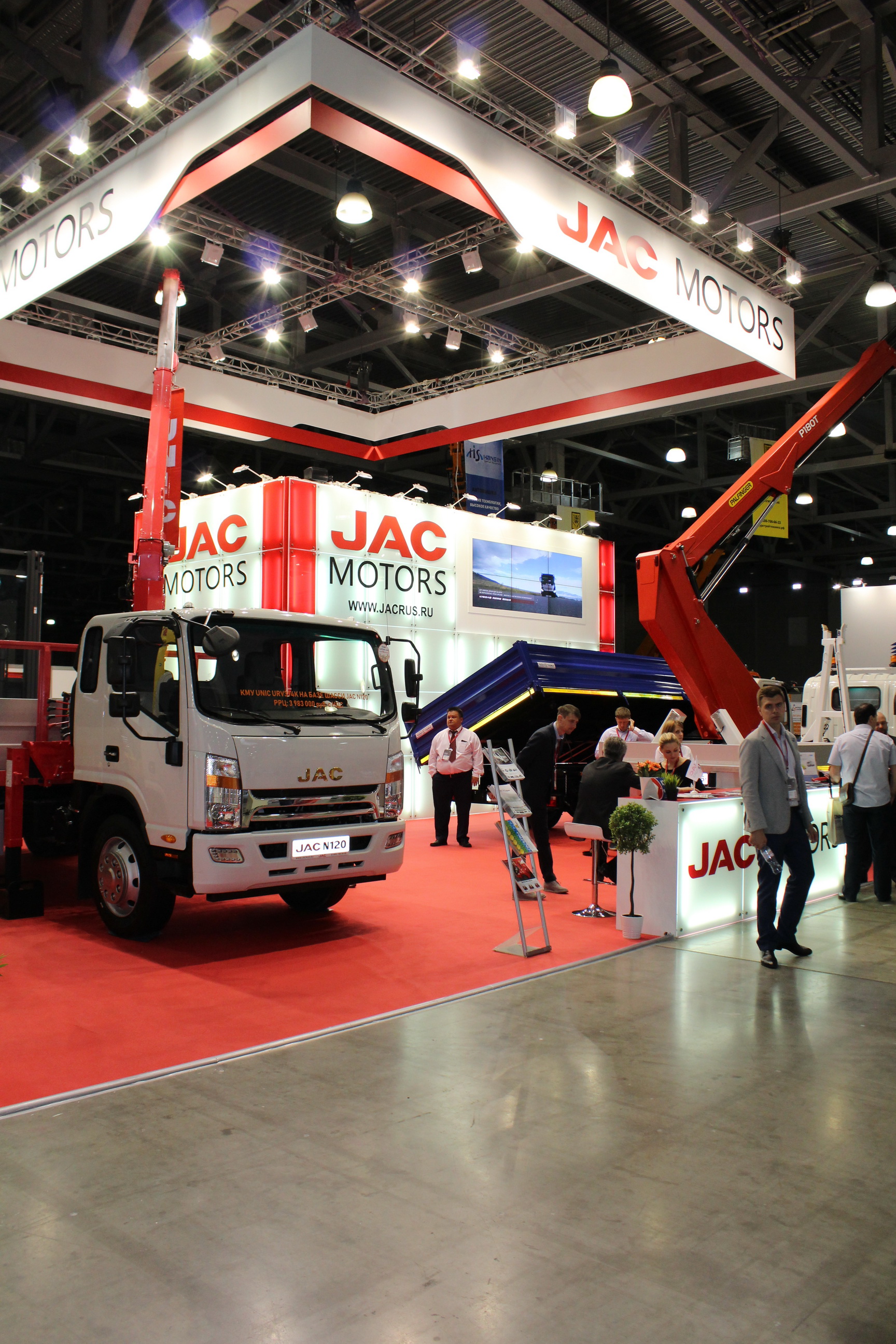 Компания jac motors. JAC Соллерс. JAC выставка СТТ. Автокомпания JAC. Китайской компании JAC.